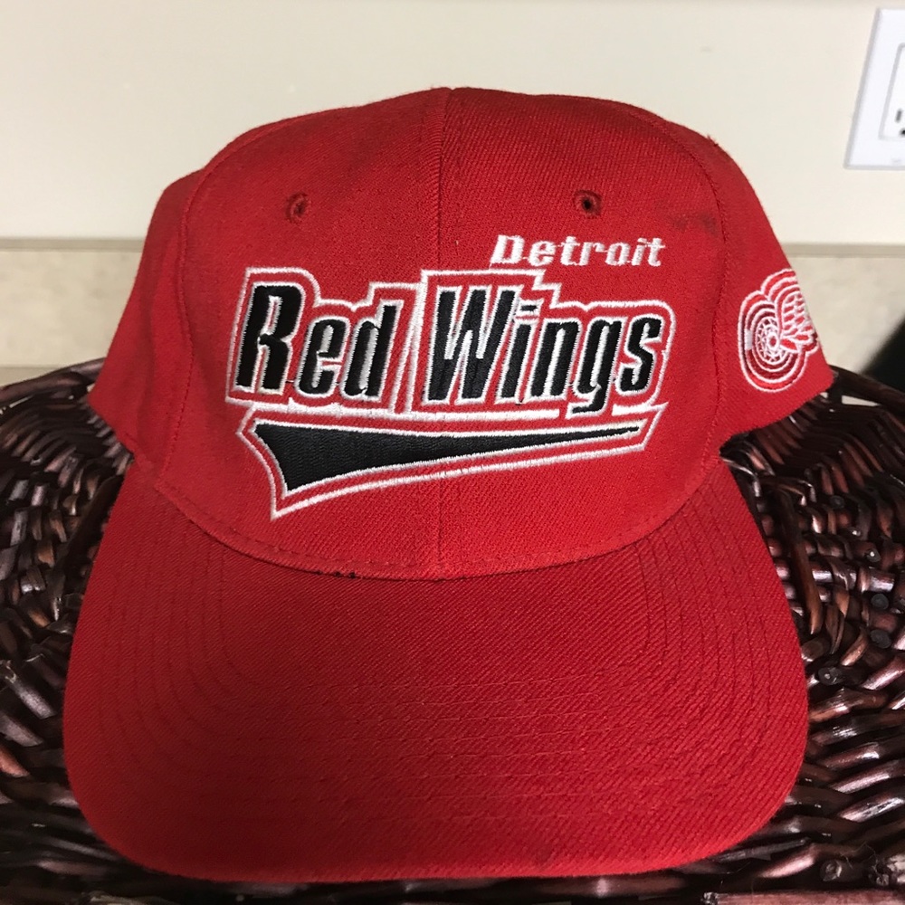 Vintage detroit red wings fitted size 2 (7-7 3/4)