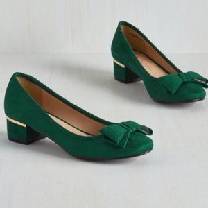 Can you Bow-lieve it heel in Emerald