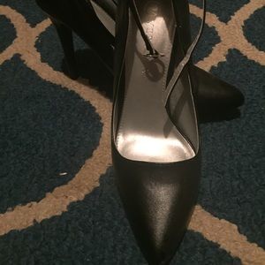 Black pumps