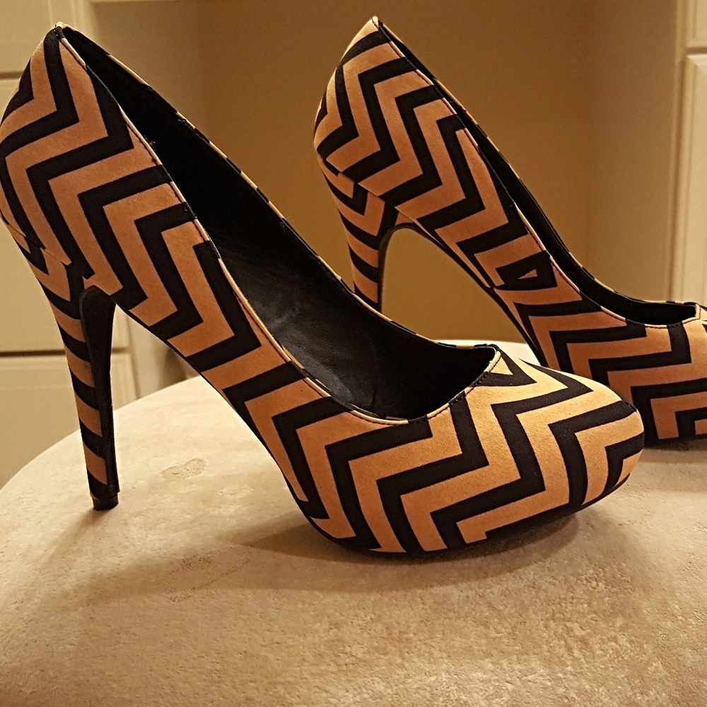 BLACK & GOLD CHEVRON PLATFORM PUMPS - Picture 3 of 4