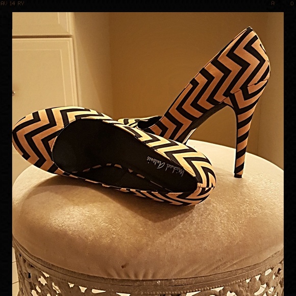 BLACK & GOLD CHEVRON PLATFORM PUMPS - Picture 2 of 4