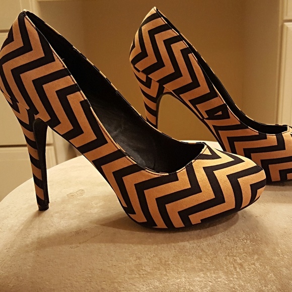 BLACK & GOLD CHEVRON PLATFORM PUMPS - Picture 3 of 4