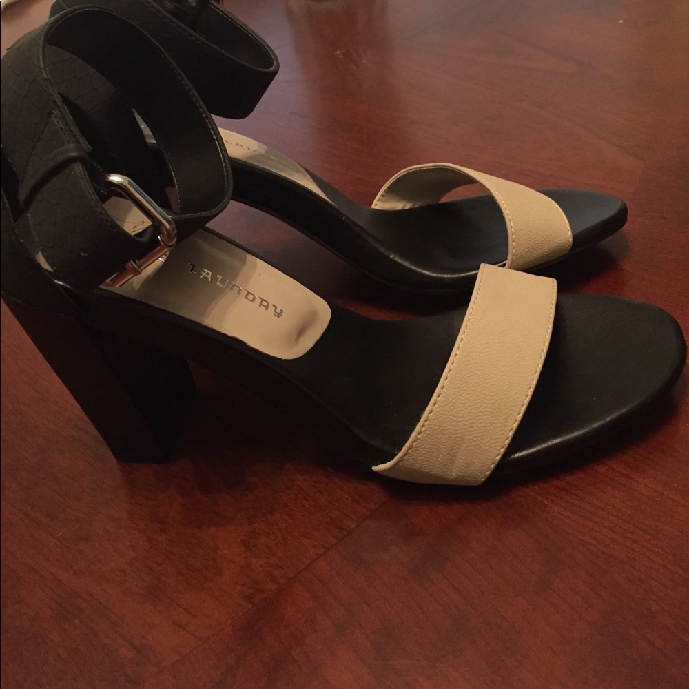 NWOT Tan and black leather sandals