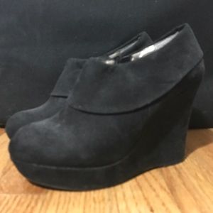 Black wedges