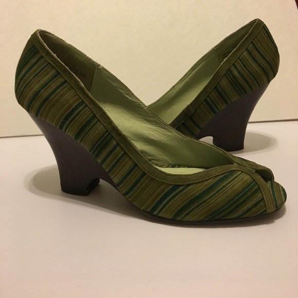 Restricted Peep Toe Wedges - Picture 2 of 4