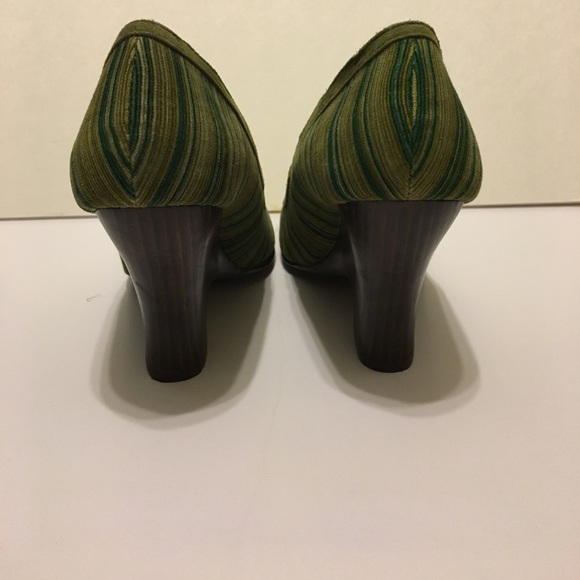 Restricted Peep Toe Wedges - Picture 3 of 4