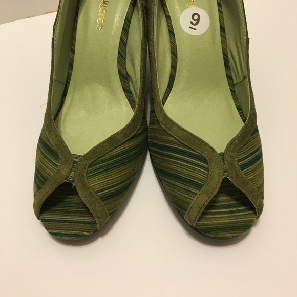 Restricted Peep Toe Wedges - Picture 4 of 4