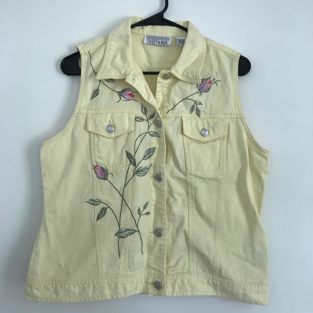 ⭐️Yellow and floral embroidered vest