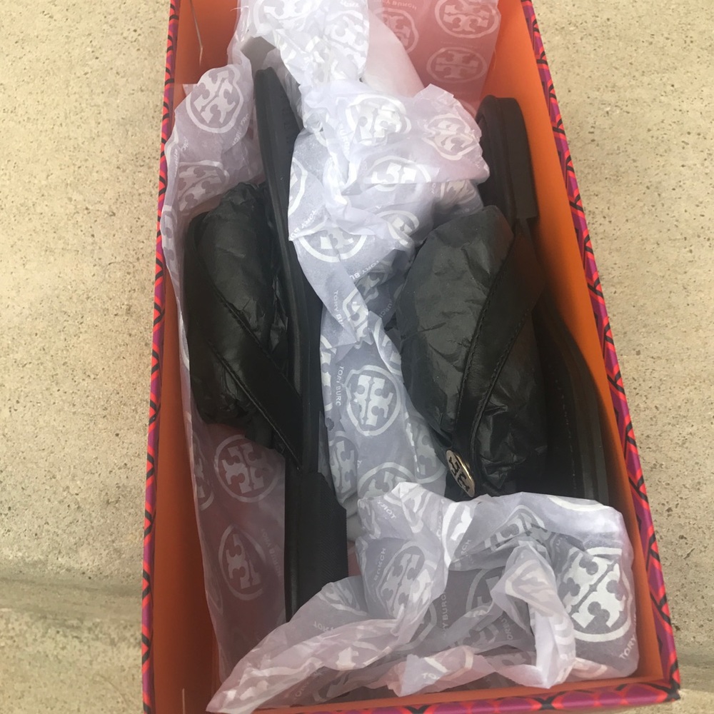 Sale firm‼️Tory Burch "Pearce" flip flops - Picture 6 of 7