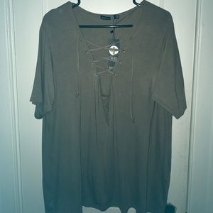 Plus size Criss/cross keyhole top