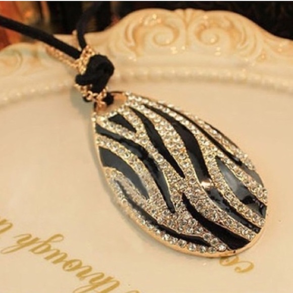 Zebra Rhinestone necklace - Picture 6 of 6