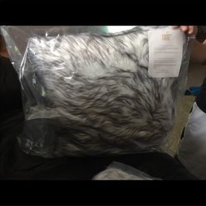 100% luxe faux fur pillow