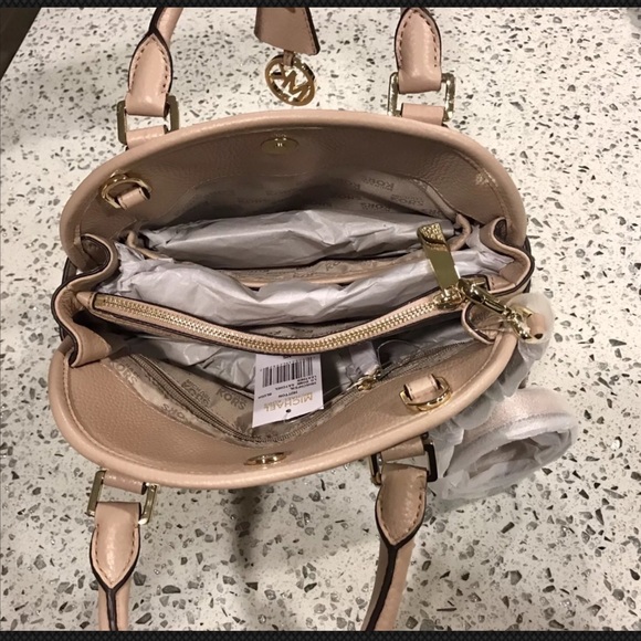 Michael Kors Hutton Blush Leather Shoulder Bag - Picture 4 of 6