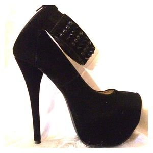 NWOT Black stilettos 7
