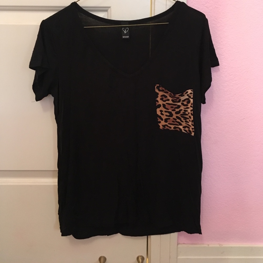 Black loose t-shirt with cheetah pocket
