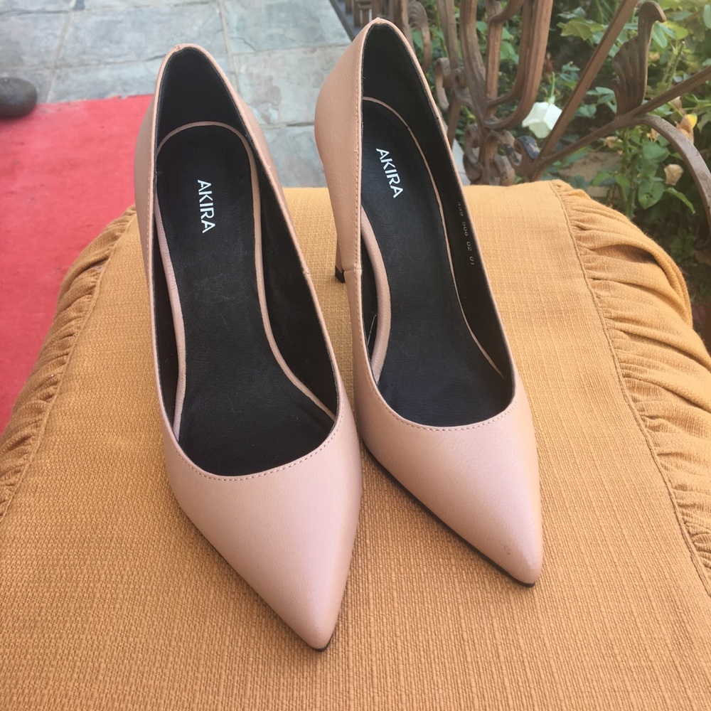 Nude pumps (brand new)