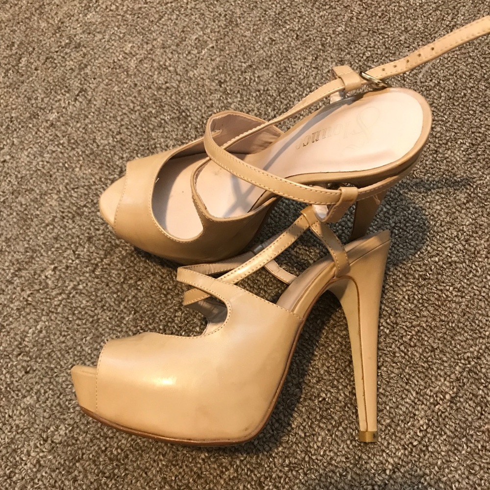 Leather Nude pumps.