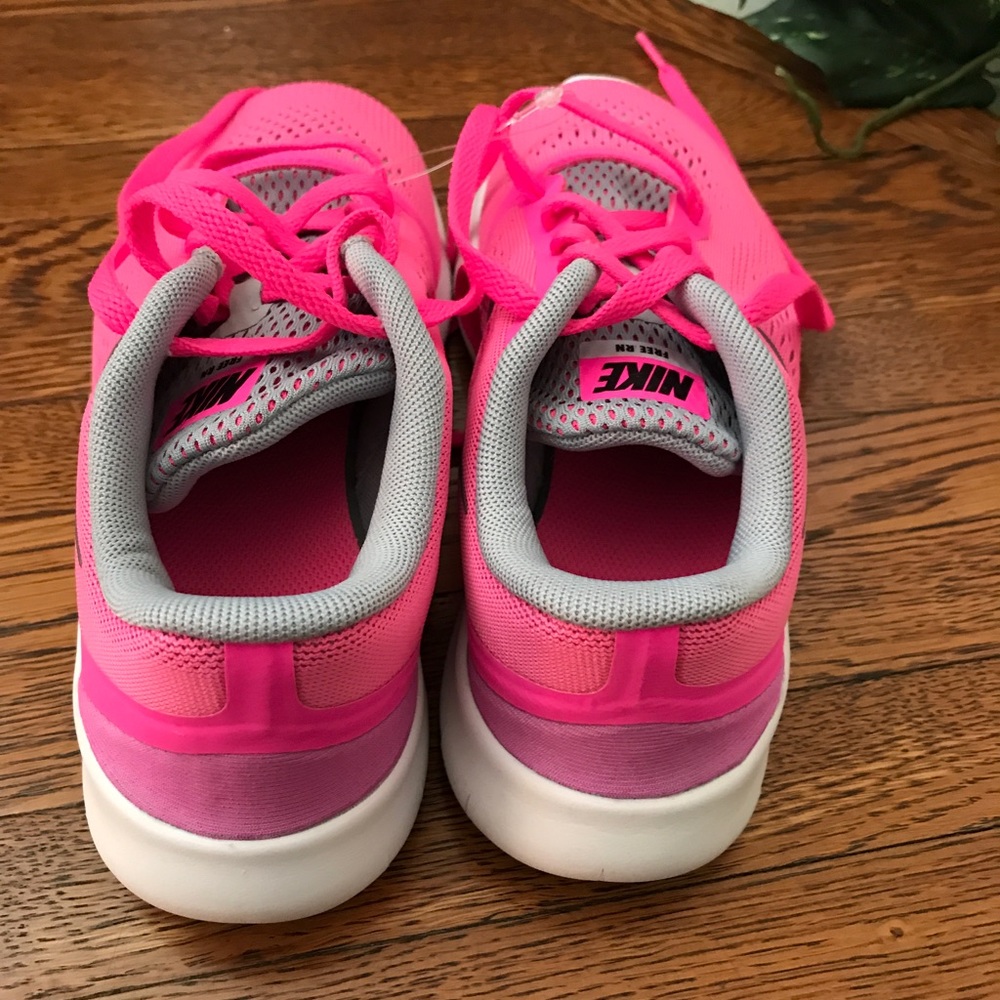 NWT Nike gym shoes for either girls or ladies