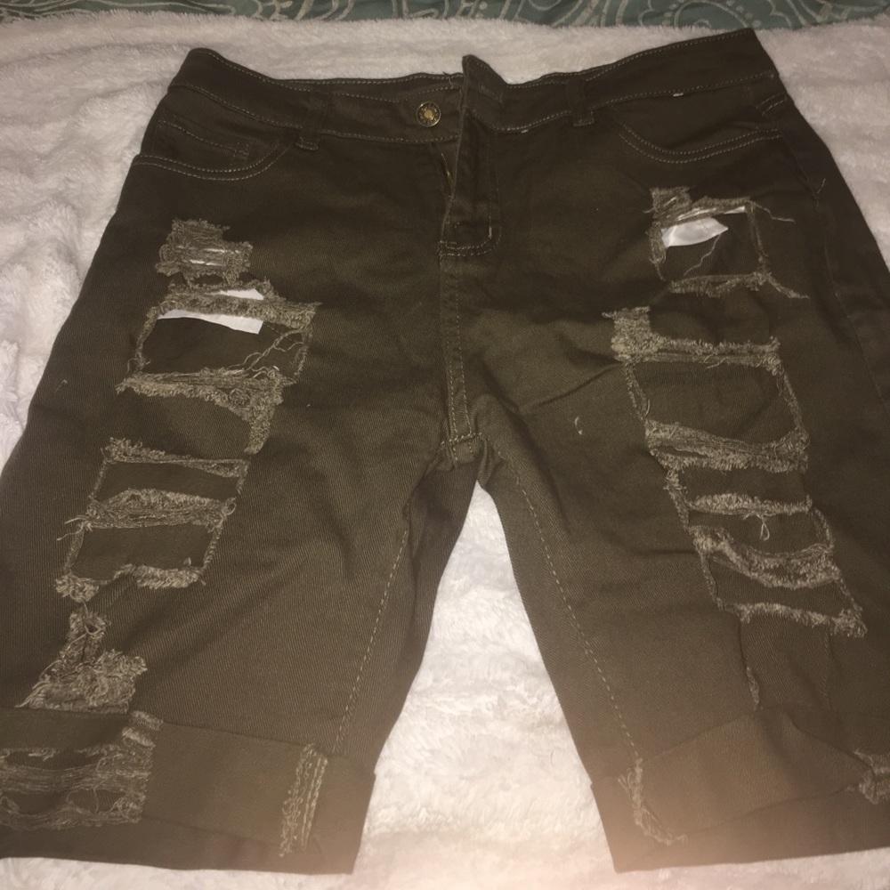 Ripped Bermuda shorts kaki NEVER WORN💎