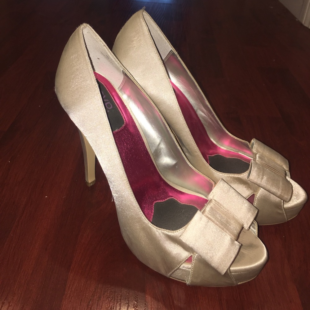 RSVP peep toe tump