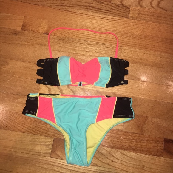 Full bikini (top & bottom) with removable halter - Picture 1 of 3