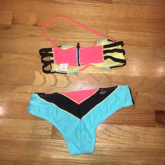 Full bikini (top & bottom) with removable halter - Picture 2 of 3