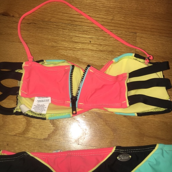 Full bikini (top & bottom) with removable halter - Picture 3 of 3