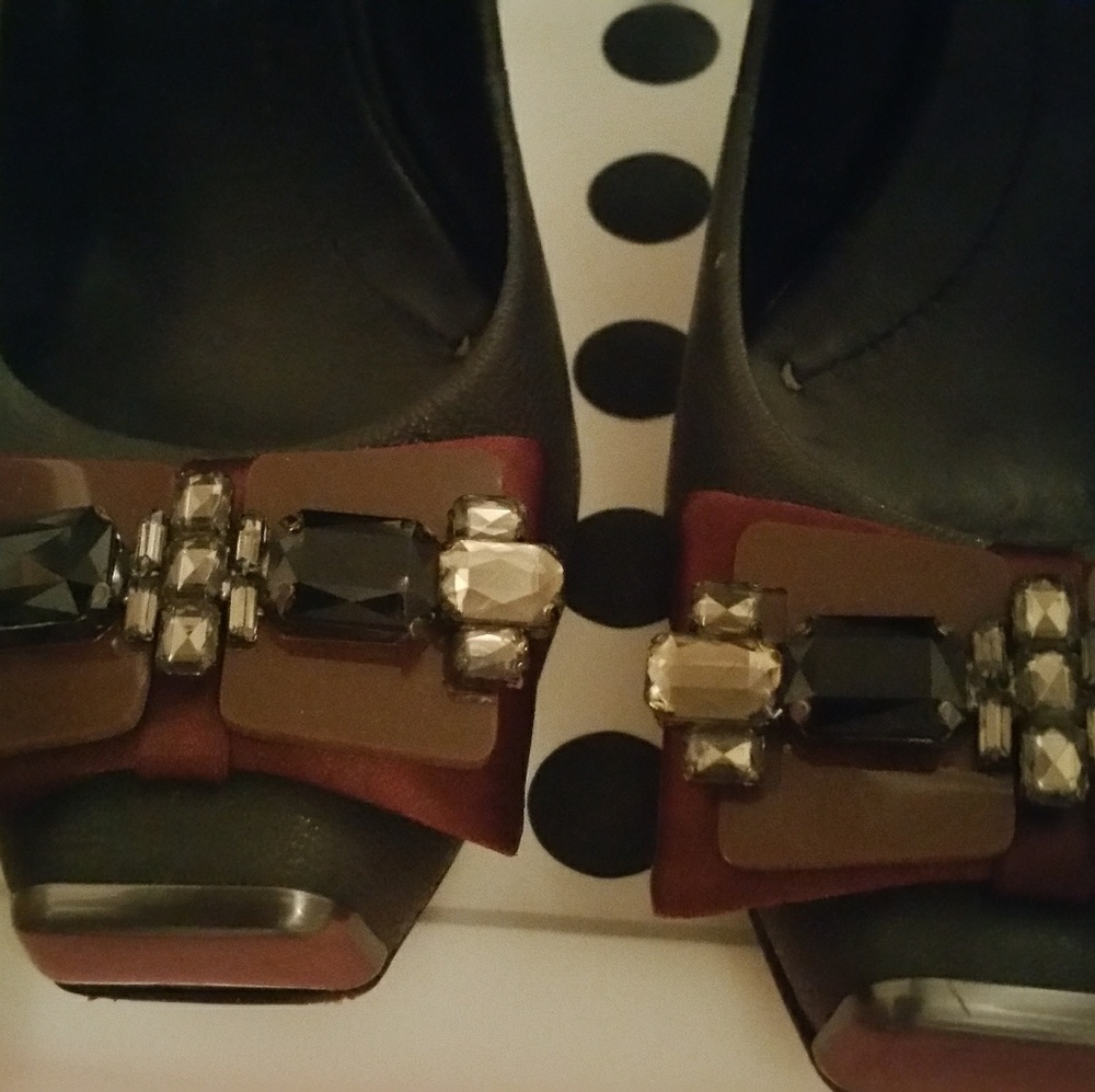 Authentic Vintage BCBG pumps with jewel