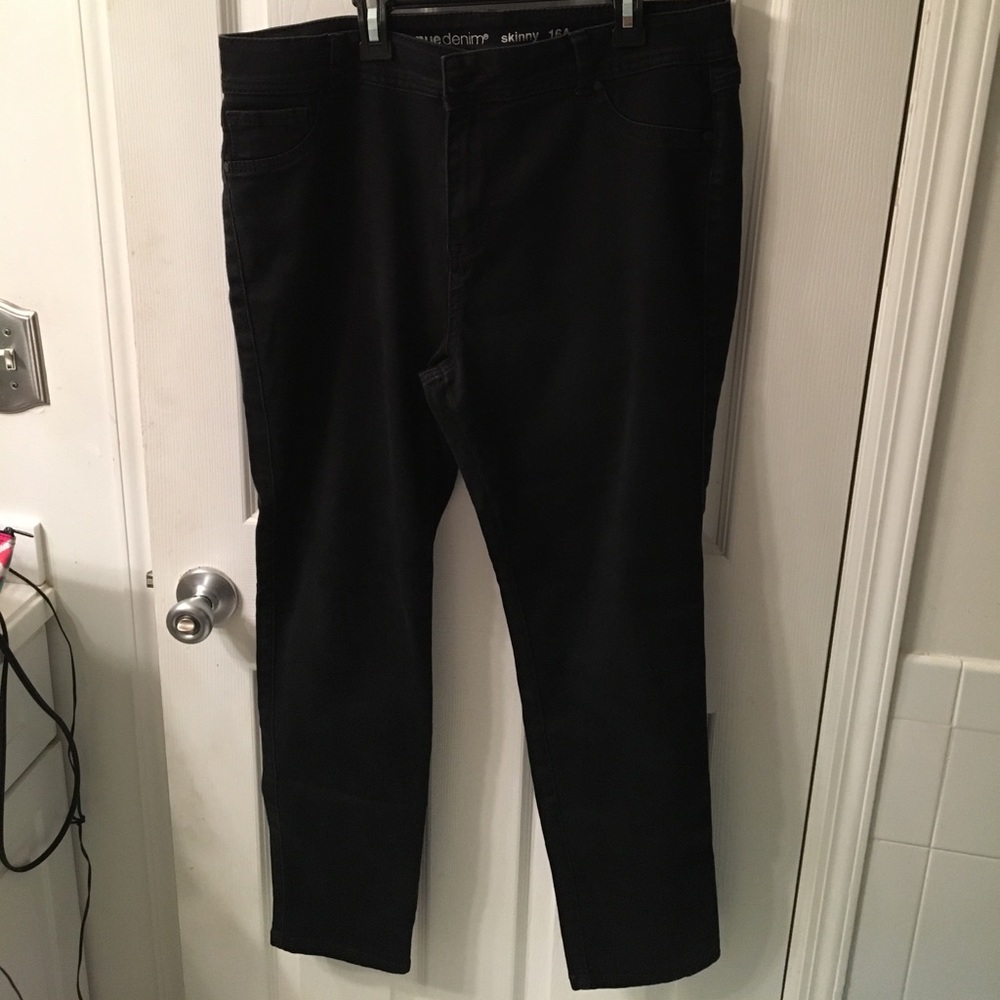 Avenue size 16 skinny jeans in distressed black