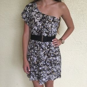 One-shoulder dress