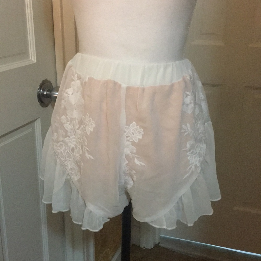 White/Nude floral shorts