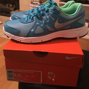 NWT Nike Revolution 2