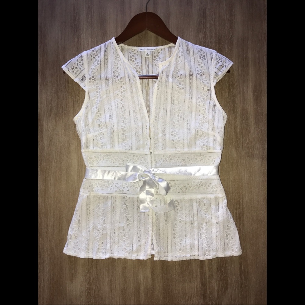 Beautiful white/ivory lacy top!! 💕