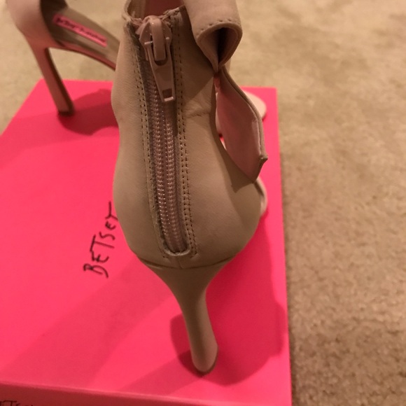 Betsey Johnson Shoes - Betsy Johnson "Flirtyy" heels ~ Blush Pink 8.5 π Betsey Johnson Shoes - Betsy Johnson "Flirtyy" heels ~ Blush Pink 8.5 π