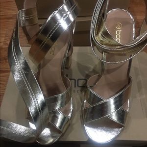 Gold wrap pumps