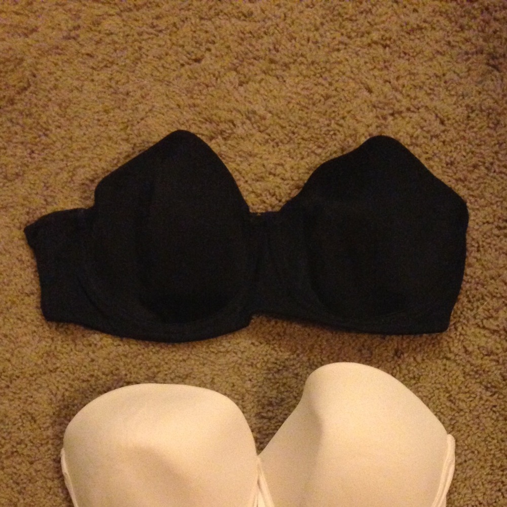 Black strapless bra