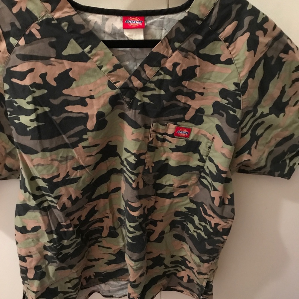 Camo unisex scrub top