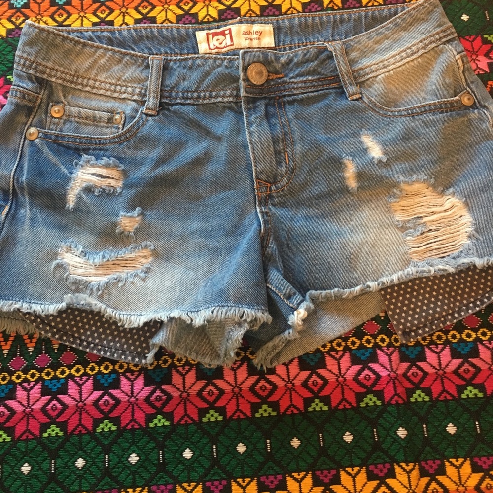 l.e.i ashley low rise distress shorts