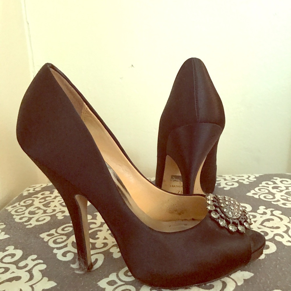 Adorable black wedding heels