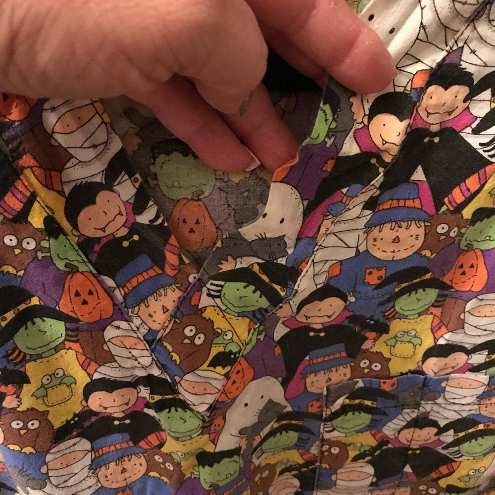 Halloween scrub top sz large