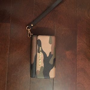 MICHAEL KORS wristlet