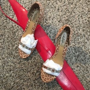 Leopard print open toe kitten heels 👠