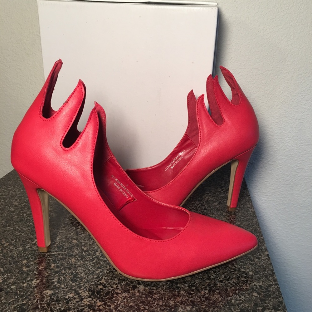 Sizzling HOTTT pumps 👠
