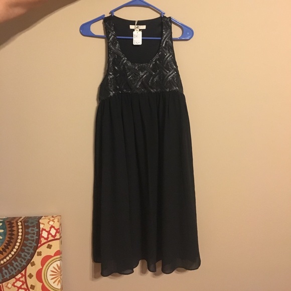 Dress never worn. - Picture 1 of 2