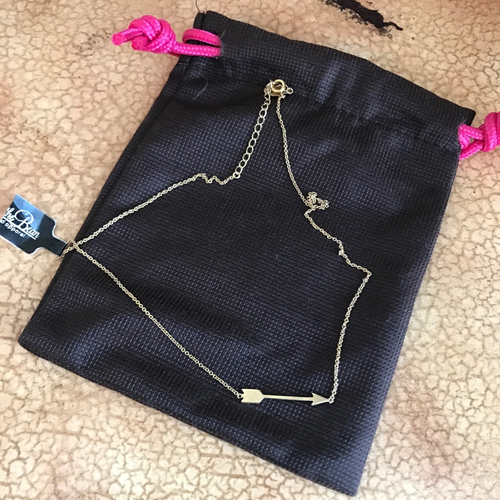 NWT gold tone short necklace w/ arrow