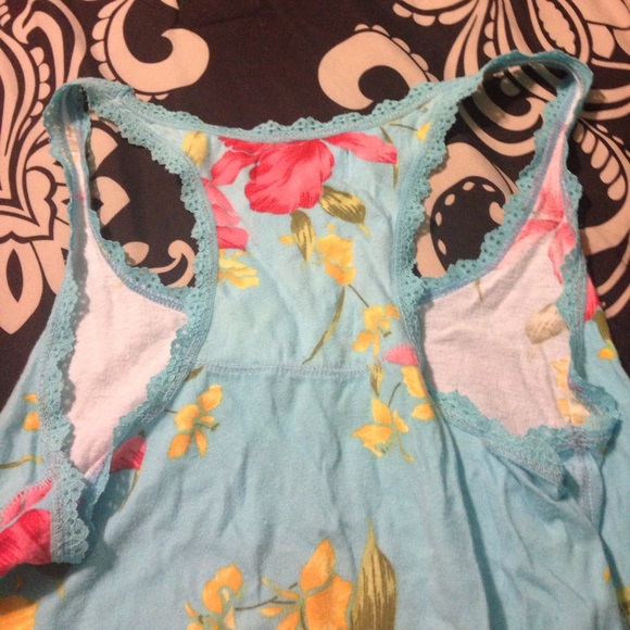 Hollister Tank🌺 - Picture 3 of 3