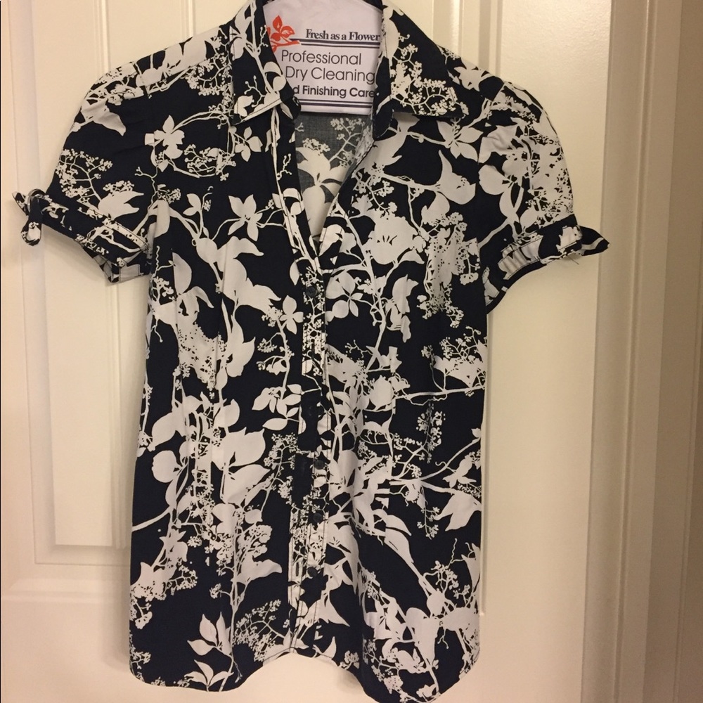 Black & White Express Design Bottom Down Shirt