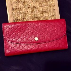 Gucci Hibiscus Red Signature Continental Wallet