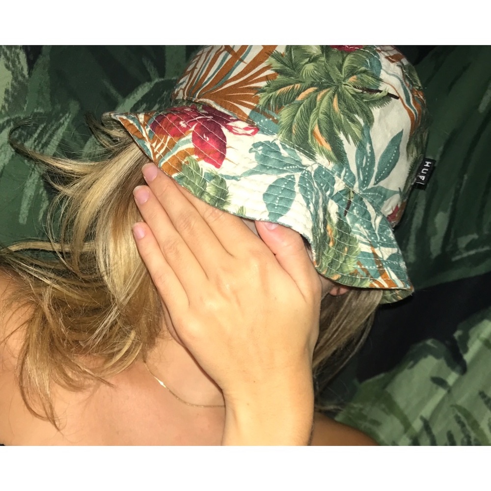 🌿🌺🌿🌺HUF BUCKET HAT WORN ONCE