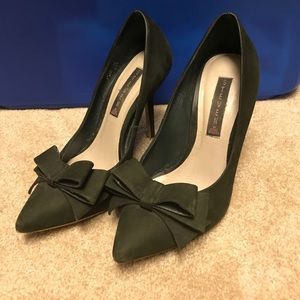 Army green pumps with bow detail